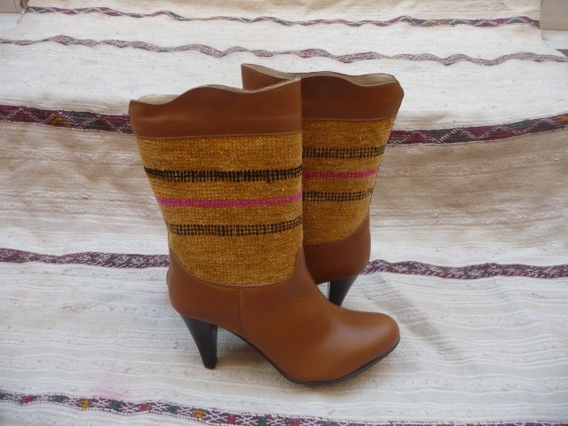 New Short Kilim Boots Size 39